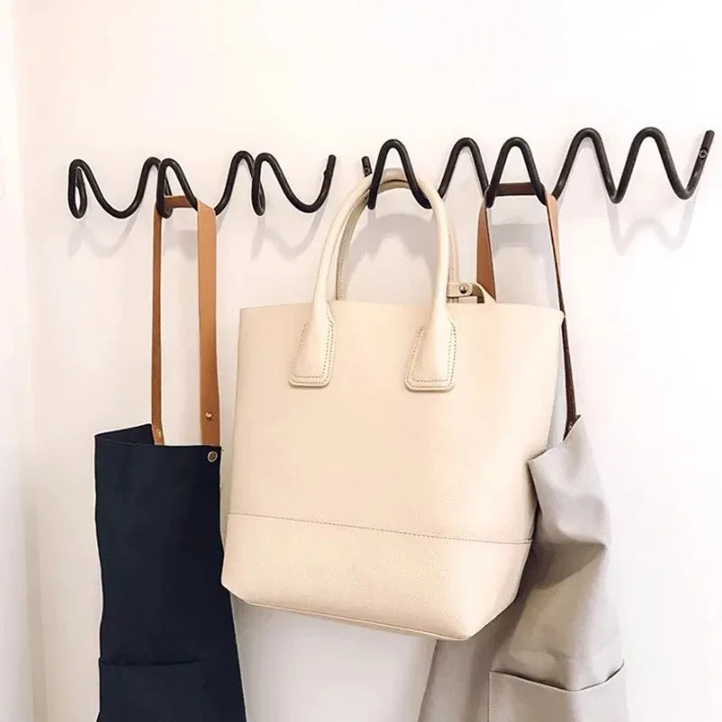 Curviac - Wandmontierte Garderobe
