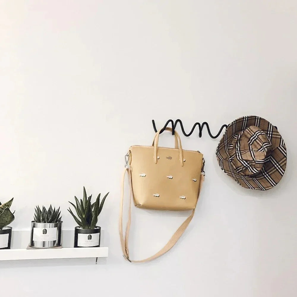 Curviac - Wandmontierte Garderobe