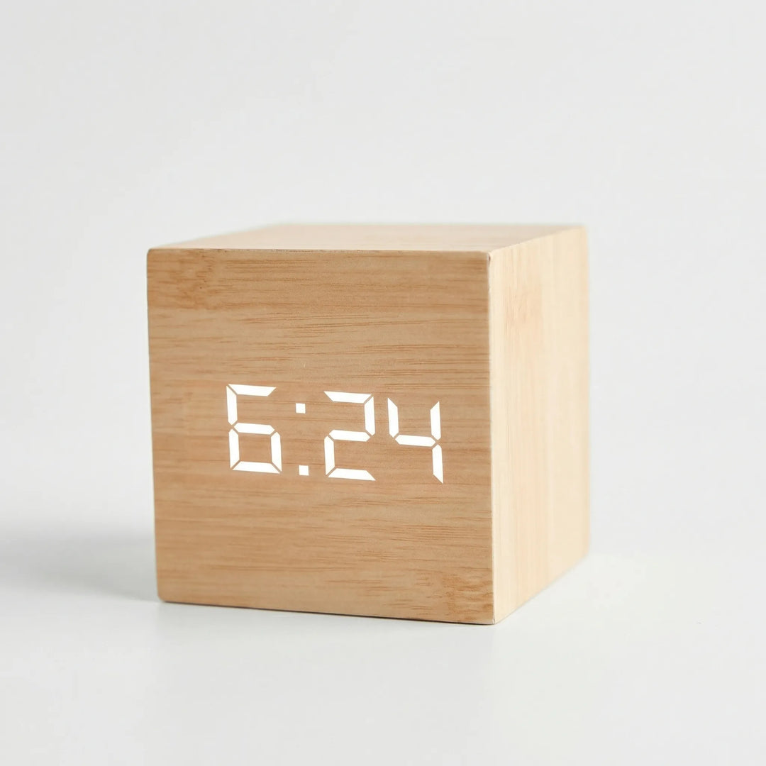 TimeCubeX - Digitales Quadratisches Tischgerät Holz & Weiß Decorique.de
