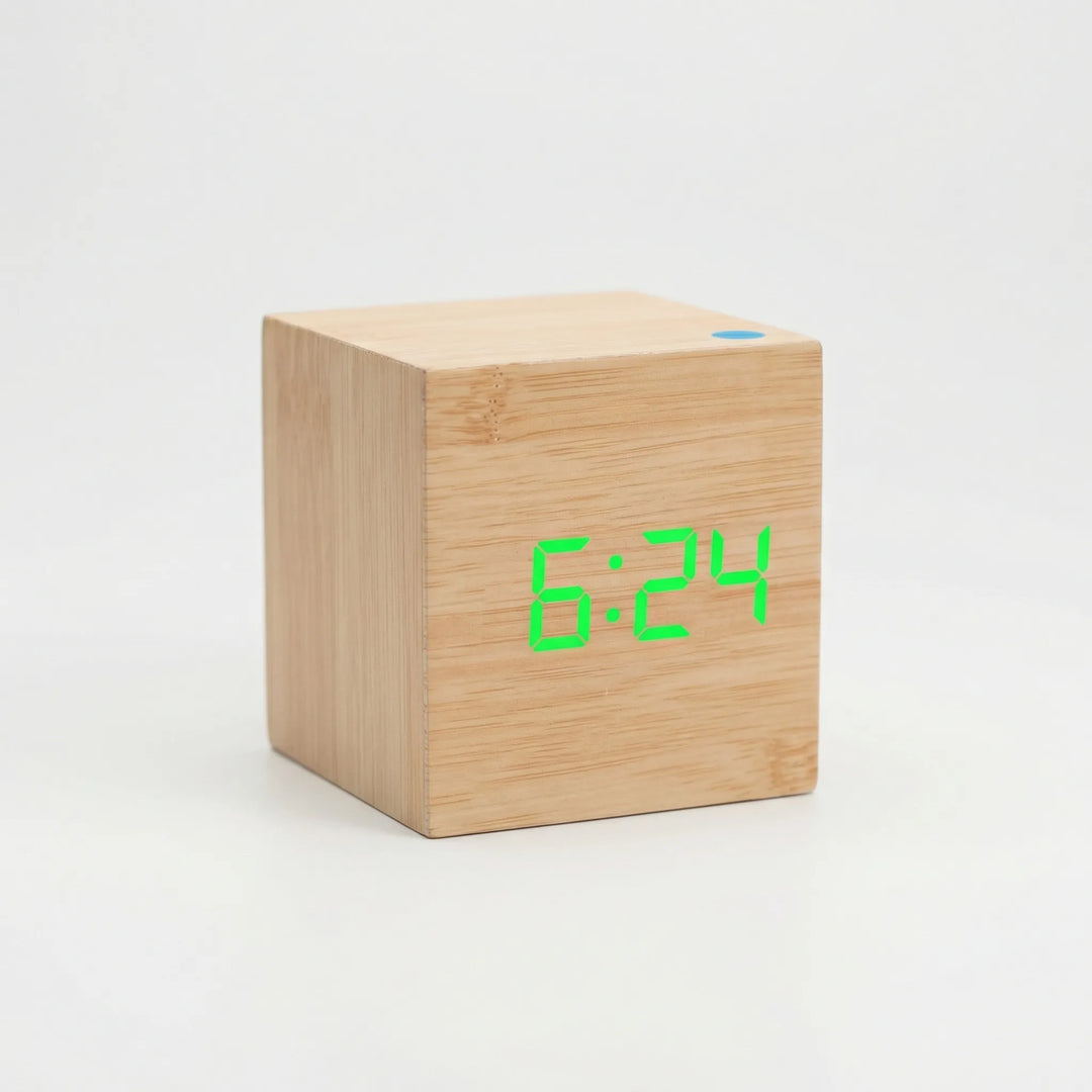 TimeCubeX - Digitales Quadratisches Tischgerät Holz-Grün Decorique.de