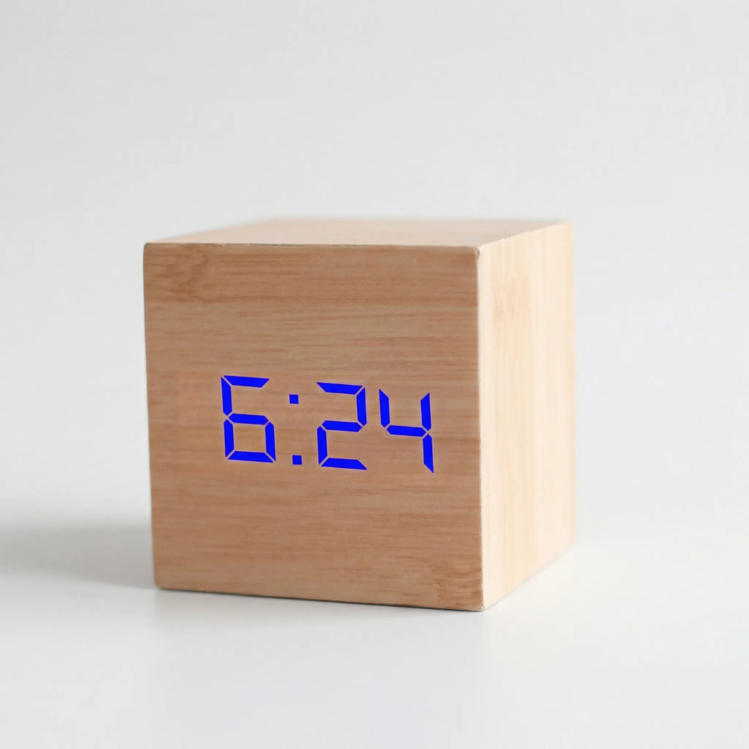 TimeCubeX - Digitales Quadratisches Tischgerät Holz & Blau Decorique.de