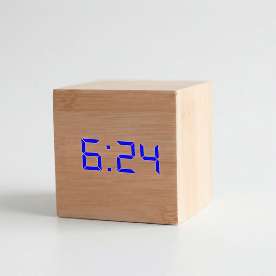 TimeCubeX - Digitales Quadratisches Tischgerät Holz & Blau Decorique.de