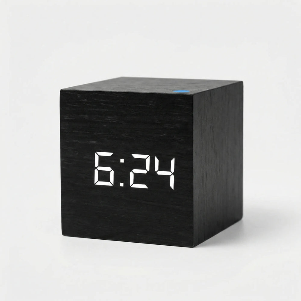 TimeCubeX - Digitales Quadratisches Tischgerät Decorique.de