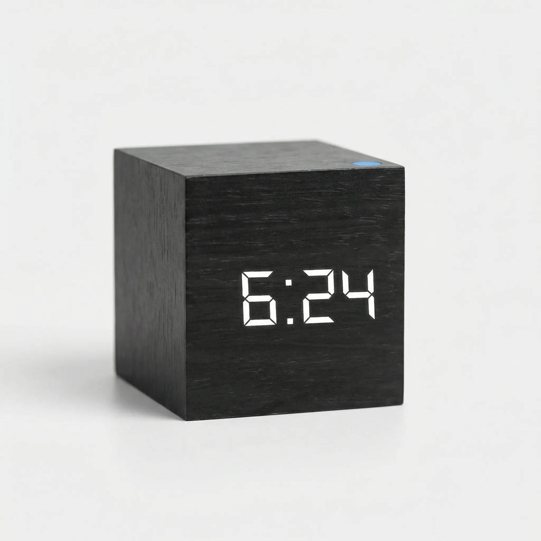 TimeCubeX - Digitales Quadratisches Tischgerät Schwarz-Weiß Decorique.de