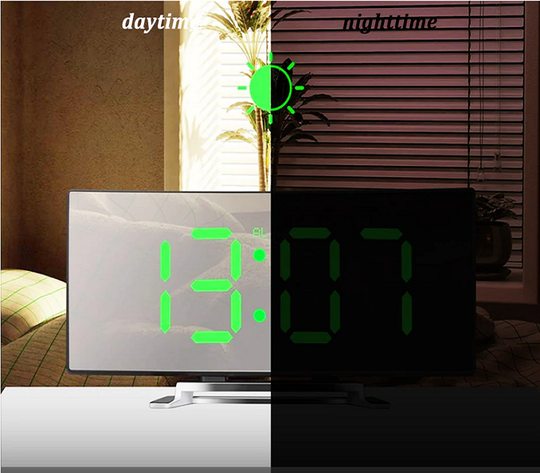 CurveClock | Gebogener LED-Wecker mit automatischer Dimmfunktion & Großanzeige Decorique.de