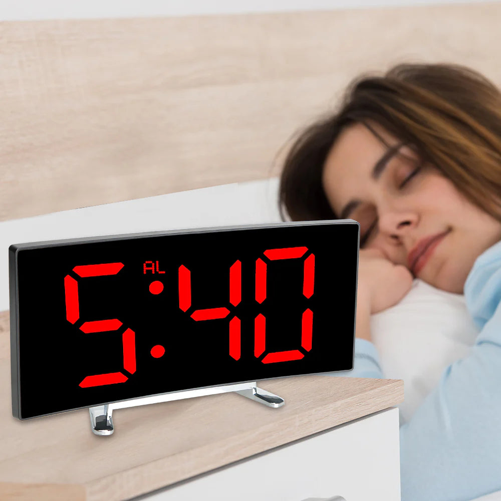 CurveClock | Gebogener LED-Wecker mit automatischer Dimmfunktion & Großanzeige Decorique.de