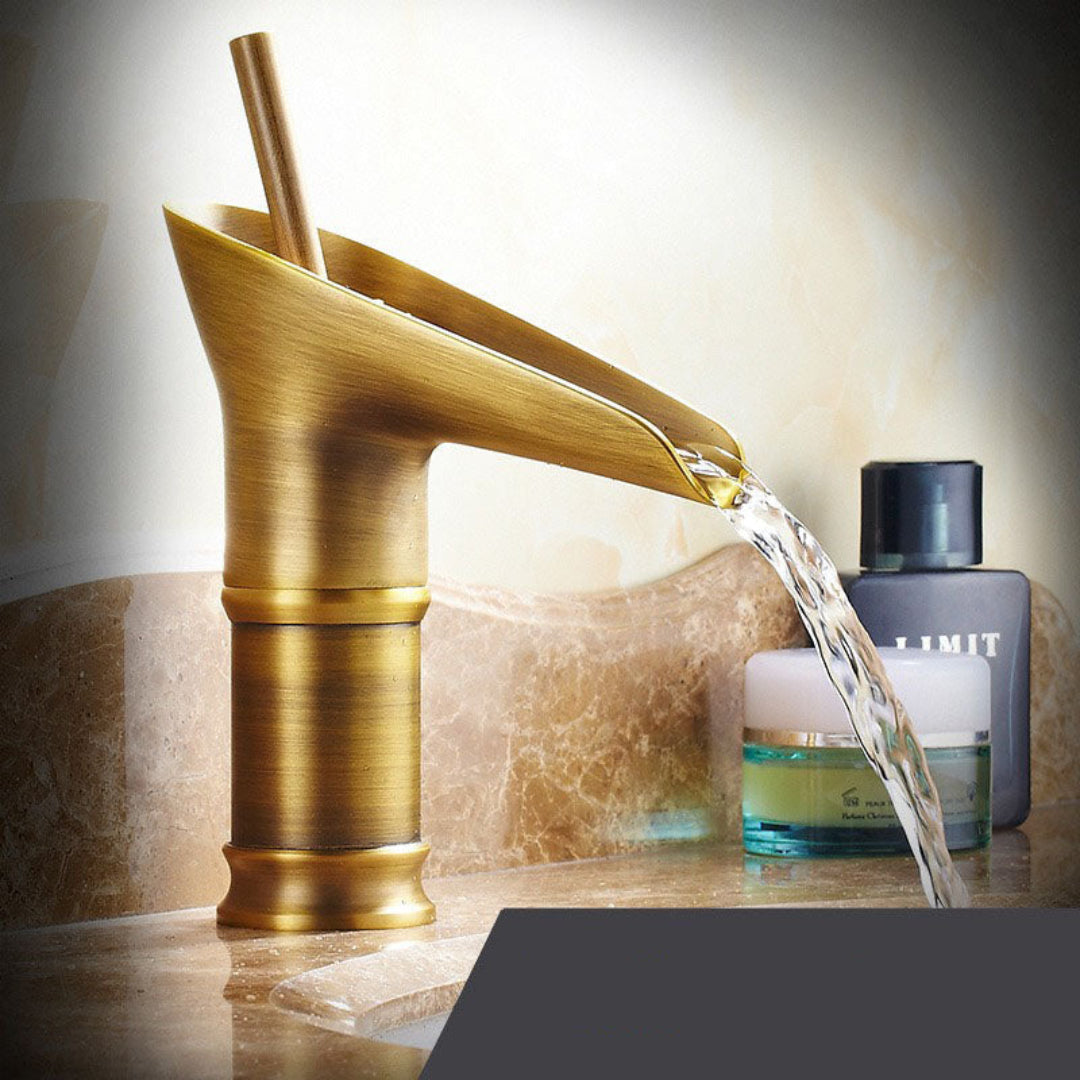 ElegantFlow | Luxuriöser Wasserhahn mit Wasserfall Antik Kurz Decorique.de