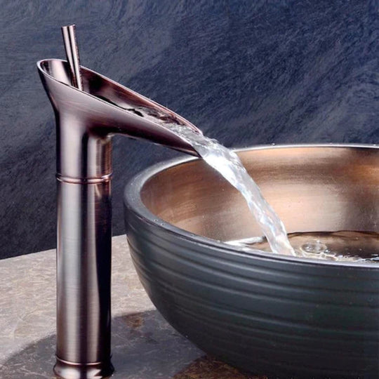 ElegantFlow | Luxuriöser Wasserhahn mit Wasserfall Decorique.de