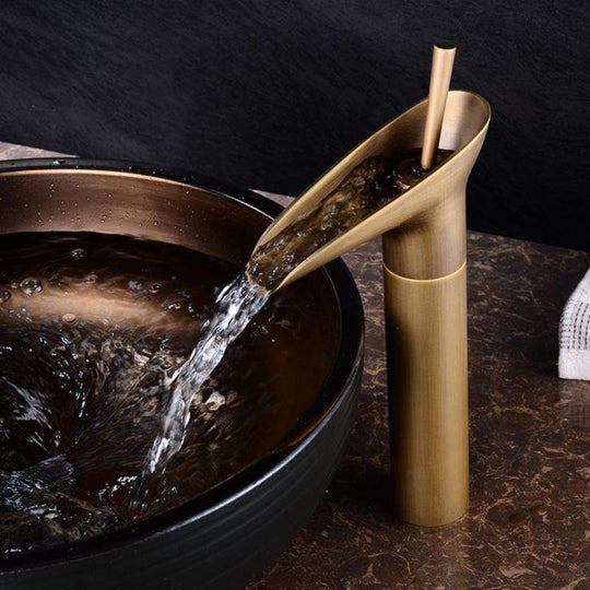 ElegantFlow | Luxuriöser Wasserhahn mit Wasserfall Decorique.de