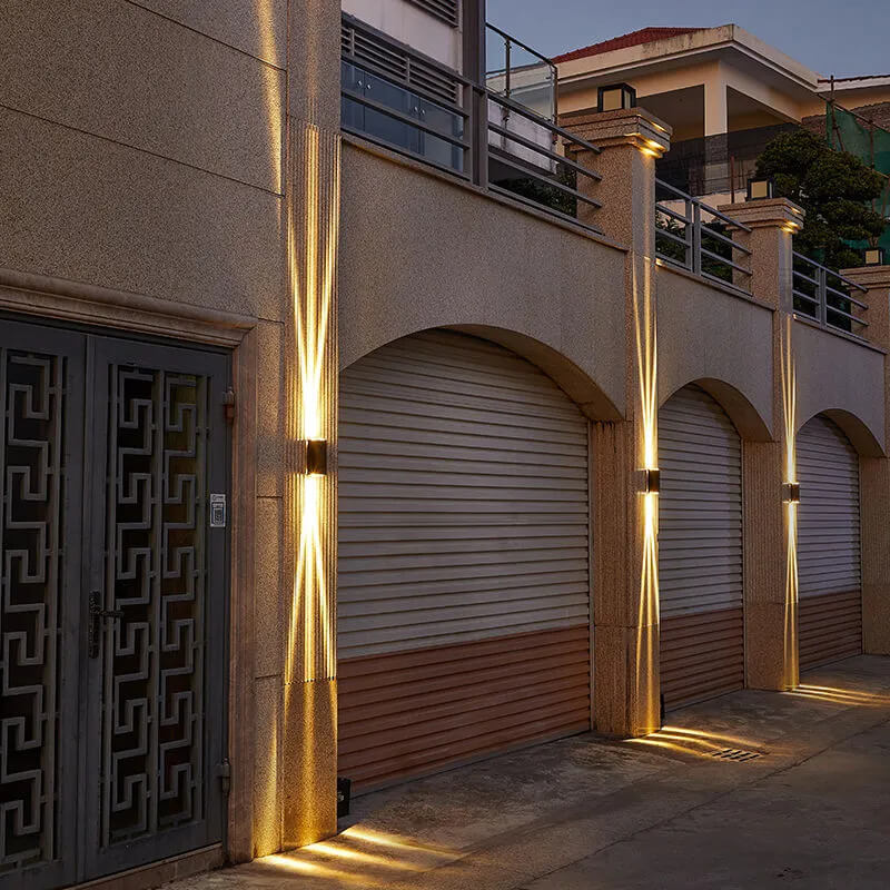 LumaBloc | Moderne Außenleuchte aus Aluminium Groß - Drei Strahlen nach oben und unten Decorique.de