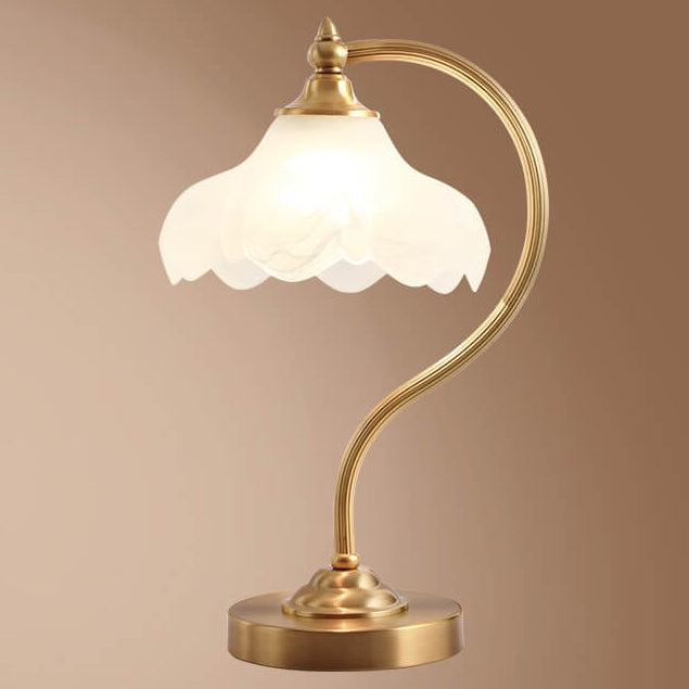 LumaFlora | Vintage Messing Glas Blütenblatt Schirm 1-Licht Tischlampe Decorique.de