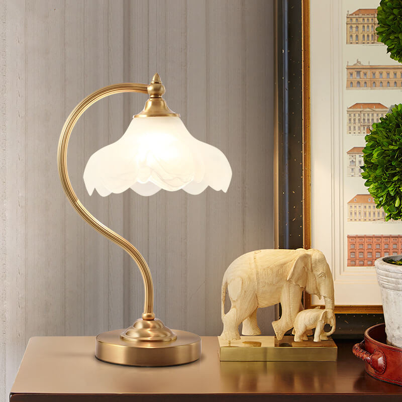 LumaFlora | Vintage Messing Glas Blütenblatt Schirm 1-Licht Tischlampe Decorique.de