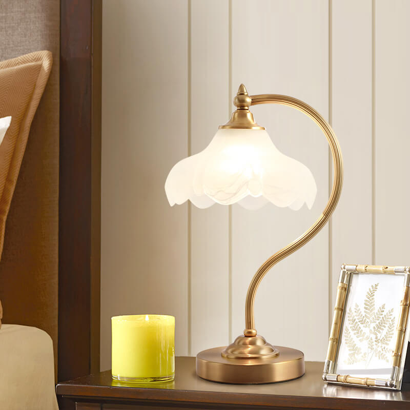 LumaFlora | Vintage Messing Glas Blütenblatt Schirm 1-Licht Tischlampe Decorique.de