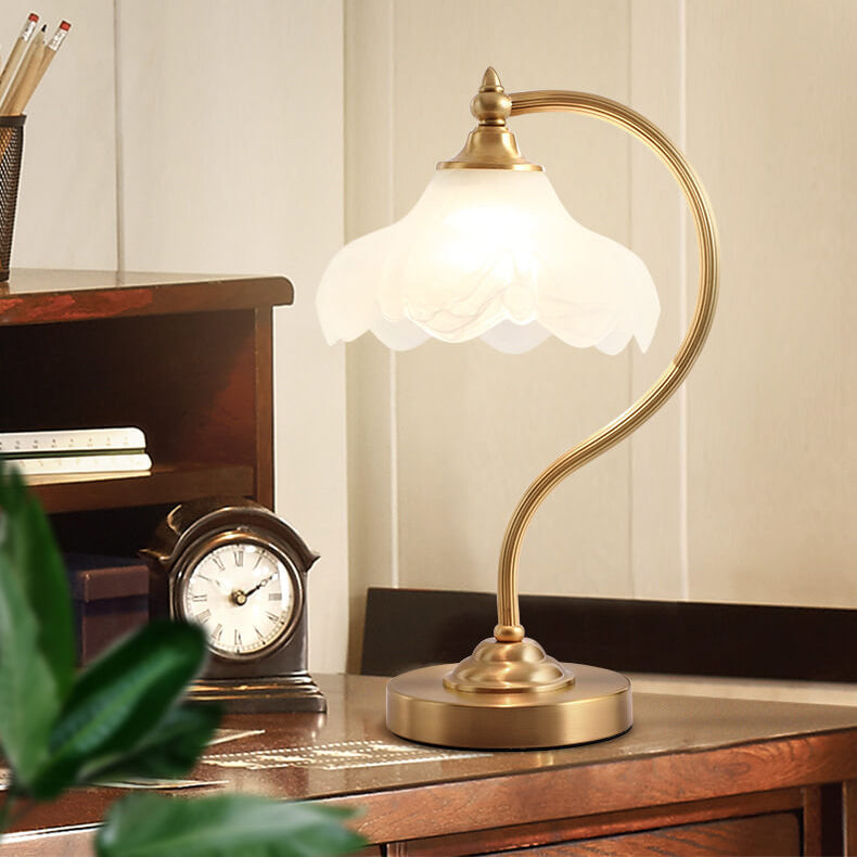 LumaFlora | Vintage Messing Glas Blütenblatt Schirm 1-Licht Tischlampe Decorique.de