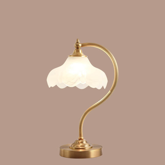 LumaFlora | Vintage Messing Glas Blütenblatt Schirm 1-Licht Tischlampe Decorique.de