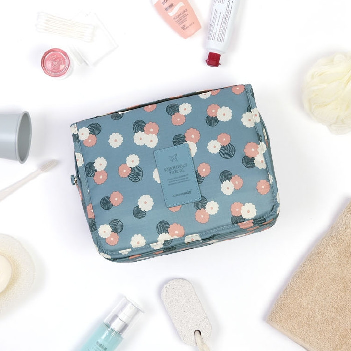 TravelEase | Wasserabweisende Reise-Kosmetiktasche mit Haken Blaue Blumen Decorique.de