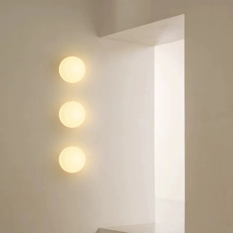 WhiteDome | Moderne Wandleuchte mit Glaskugel Klein - 12 cm Decorique.de